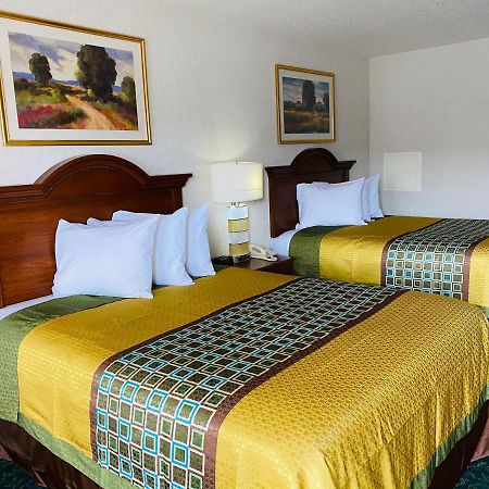 Harrisonville Inn & Suites Bagian luar foto