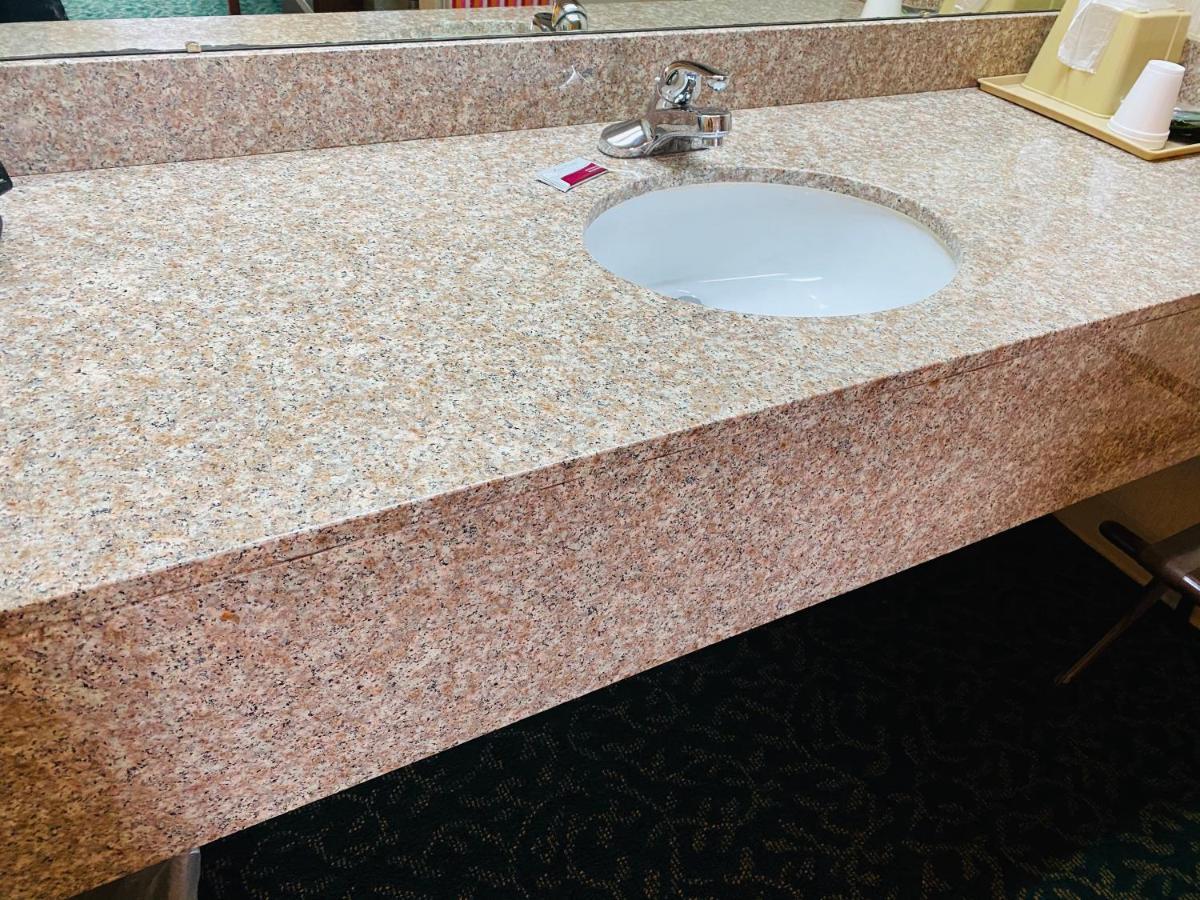 Harrisonville Inn & Suites Bagian luar foto