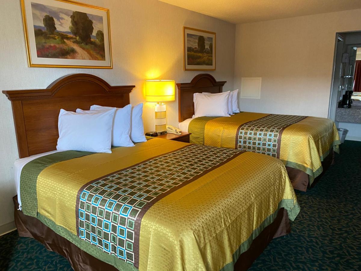 Harrisonville Inn & Suites Bagian luar foto