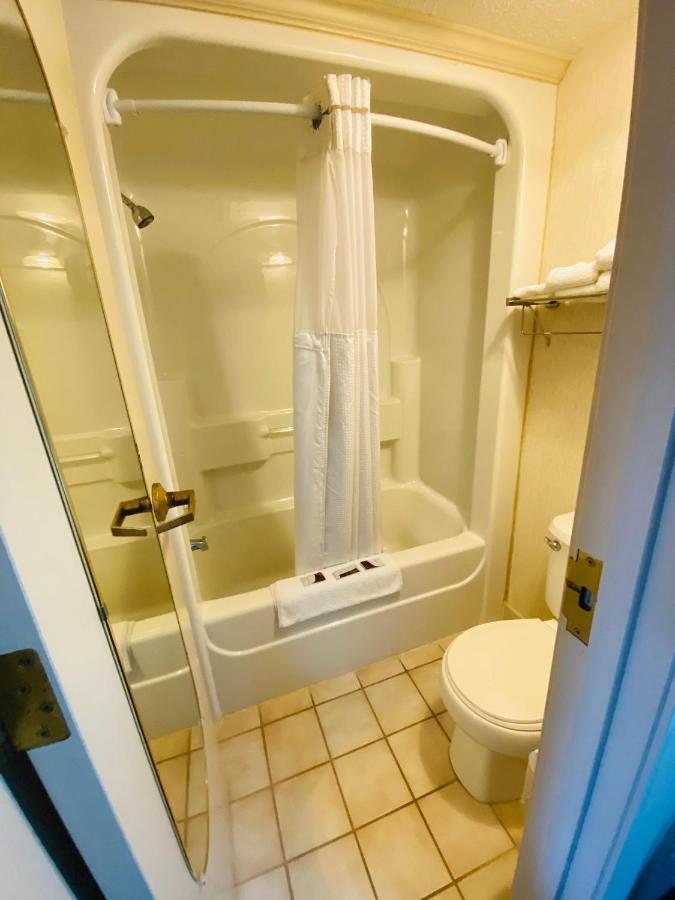 Harrisonville Inn & Suites Bagian luar foto