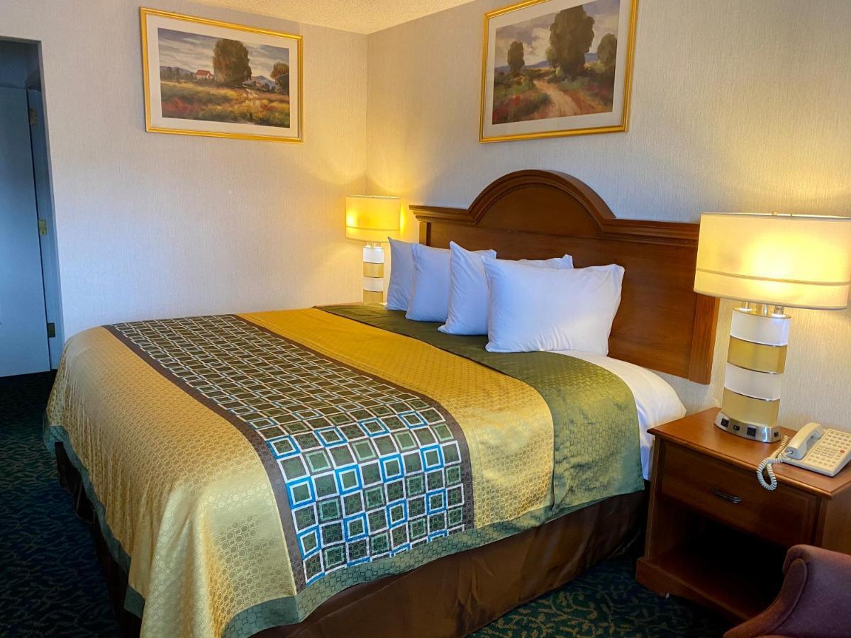 Harrisonville Inn & Suites Bagian luar foto