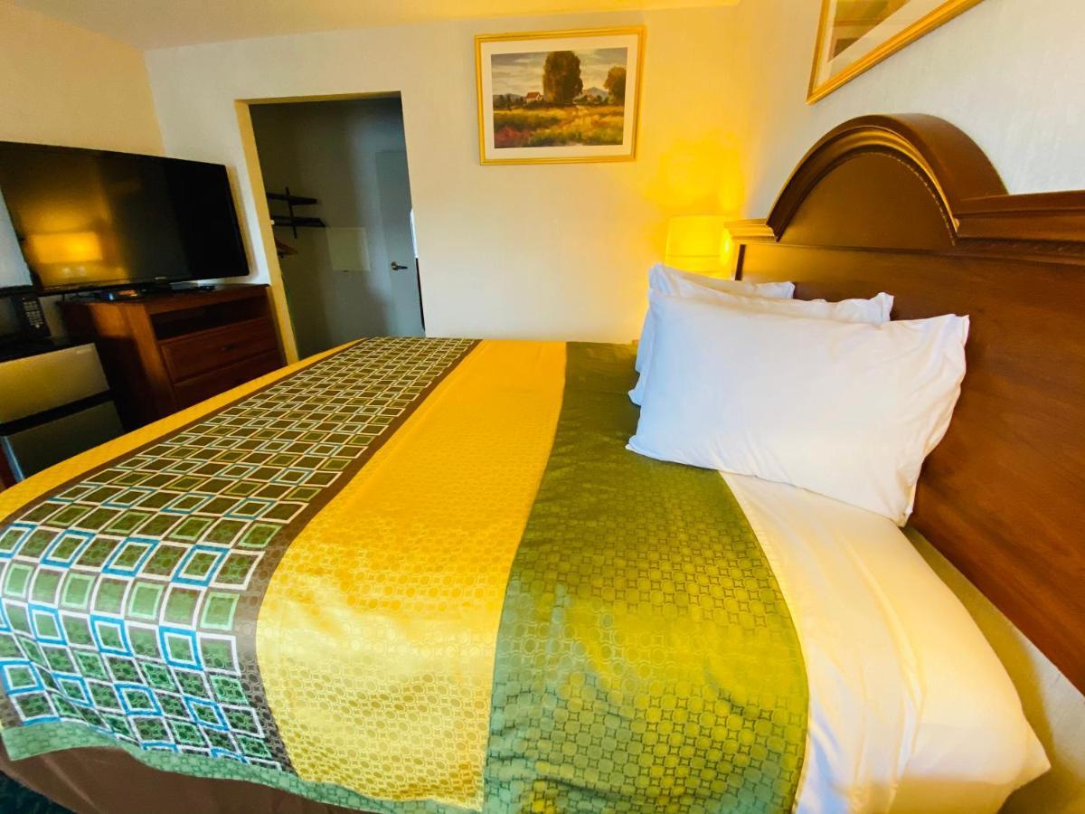 Harrisonville Inn & Suites Bagian luar foto