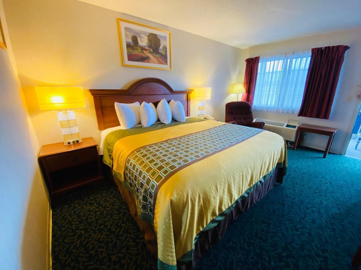 Harrisonville Inn & Suites Bagian luar foto